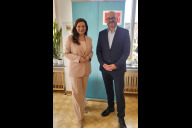 Bild Markus Neckermann, Jahrgang 1972, hat die Leitung der Berufsschule 14, Kompetenzzentrum für Ausbildungsberufe in den Bereichen Logistik, Tourismus und Recht, am 1. Juni 2025 übernommen. Schul- und Sportreferentin Cornelia Trinkl gratuliert ihm.