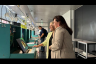 Bild Museumsleiterin Marion Grether und Schulreferentin Cornelia Trinkl testen die Lernboxen (v.l.n.r.).