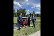 Bild Neues Outdoor-Fitness-Angebot am Marienbergpark: SportbBox (v. li.): Oberbürgermeister Marcus König, Laura Doligkeit, Trainerin beim Turn- und Sportverein Nürnberg 1888, Schul- und Sportreferentin Cornelia Trinkl, und Bürgermeister Christian Vogel.
