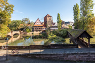 Bild Die alte Pappel am Henkersteg im Zentrum der Nürnberger Altstadt ist in der Nacht von Dienstag auf Mittwoch, 19. auf 20. September 2023, umgestürzt.