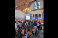 Bild Feierliche Vereidigung der neuen städtischen Pädagoginnen und Pädagogen im Schuljahr 2023/24: Vereidigung mit Oberbürgermeister Marcus König (am Pult).