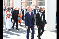 Bild Im Anschluss an die Verleihung laufen Oberbürgermeister Marcus König und Menschenrechtspreisträger Malcolm Bidali – begleitet von vielen Gästen – die Straße der Menschenrechte entlang Richtung Friedenstafel am Kornmarkt.