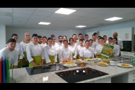 Bild Studierende der Fachakademie Ernährungs- und Versorgungsmanagement präsentieren ihre Bio-regionalen Speisen.