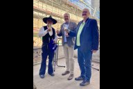 Bild Stoßen am Freitag, 29. September 2023, auf die Fertigstellung des neuen „historischen“ Dachstuhls an (von links nach rechts): Zimmerer Herbert Wunner von der Firma Holzbau Wunner, Bürgermeister Christian Vogel und Volksbad-Projektleiter Joachim Lächele.