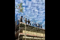 Bild Die Zimmerer der Firma Holzbau Wunner am Freitag, 29. September 2023, neben dem Richtfestbaum am Dach der Schwimmhalle II. Diese bekommt ein neues Dach nach dem Vorbild des historischen Volksbads.