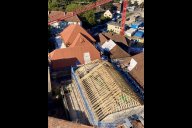 Bild Der Dachstuhl der Schwimmhalle II des Nürnberger Volksbads am Freitag, 29. September 2023, aus der Vogelperspektive. Nach einer provisorischen Dacheinblechung nach dem Zweiten Weltkrieg bekommt die Halle wieder ein Ziegeldach in Halbwalmform, die dem Original entspricht.