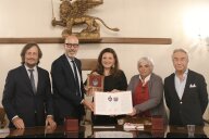 Bild Zum 70. Geburtstag des Freundschaftspakts zwischen Nürnberg, Venedig, Nizza, Locarno und Brügge hat eine städtische Delegation unter Leitung von Schul- und Sportreferentin Cornelia Trinkl, die Oberbürgermeister Marcus König vertrat, vom 27. bis 29. September 2024 Nürnbergs Partnerstadt Venedig besucht. Auf dem Bild (v. l. n. r.): Consigliere Paolo Romor (Vizepräsident des Stadtrats), Assessor Michele Zuin (Kämmerer), Schul- und Sportreferentin Cornelia Trinkl, Assessorin Paola Mar (Stadtentwicklung) und Bezirksbürgermeister Emilio Guberti bei der Übergabe eines Faksimiles der Freundschaftsurkunde zwischen Venedig und Nürnberg.
