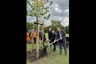 Bild Gemeinsam wird der Jubiläumsbaum an seinem neuen Standort im Marienbergpark eingepflanzt: V.l.n.r.: Gerhard Groh, Vorsitzender im Aufsichtsrat der Noris Inklusion, Oberbürgermeister Marcus König, Christian Schadinger, Geschäftsführer der Noris Inklusion, und Bürgermeister und Erster Sör-Werkleiter Christian Vogel.
