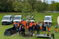 Bild Zur Feier der 25-jährigen Zusammenarbeit zwischen der Stadt Nürnberg und der Noris Inklusion auf dem Gebiet der Parkpflege spendete die Noris Inklusion einen Lindenbaum für den Marienbergpark. Nach der Pflanzung v.l.n.r., erste Reihe: Gerhard Groh, Vorsitzender im Aufsichtsrat der Noris Inklusion, Christian Schadinger, Geschäftsführer der Noris Inklusion, Oberbürgermeister Marcus König, Bürgermeister und Erster Sör-Werkleiter Christian Vogel, Michael Volland, Leiter der Abteilung Gartenbau bei der Noris Inklusion.
