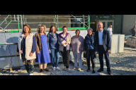 Bild Außerordentliche Schulausschuss-Sitzung mit Informations- und Besichtigungsfahrt zu einigen Schulbauprojekten im Stadtgebiet am Freitag, 6. Oktober 2023 (v. l.): Claudia Bälz (Schulausschussmitglied), Helmine Buchsbaum (Schulausschussmitglied), Catrin Seel (Schulausschussmitglied), Cornelia Trinkl (Schul- und Sportreferentin), Anja Prölß-Kammerer (Schulausschussmitglied), Gabriele Klaßen (Schulausschussmitglied), Bernd Konietzka (Leitung Sachgebiet Baukoordination und -controlling).