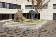 Bild Mehrere Hochsprungständer halten einen bis zu zwei Tonnen schweren Stein 1,6 Meter hoch in der Luft, eine Referenz zu Bergmanns damaliger Bestleistung.