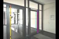 Bild Hochsprunglatten anstelle von Türgriffen laden am Eingang der Schule dazu ein, sich mit ihnen auseinanderzusetzen und darüber mit der Geschichte Gretel Bergmanns.