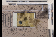 Bild Die Streuung heller und dunklerer Steine ehrt die Namensgeberin der Schule.