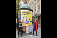 Bild Das Solar- und Gründachkataster für das Stadtgebiet Nürnberg geht an den Start. Susanne Gallenz, neue Leiterin des Stabs Klimaschutz im Referat für Umwelt und Gesundheit, links, und Britta Walthelm, Referentin für Umwelt und Gesundheit der Stadt Nürnberg, vor einem Plakat am Mittwoch, 18. Oktober 2023, an der Litfaßsäule Luitpoldstraße/Vordere Sterngasse.