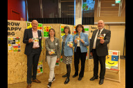 Bild Die Projektwoche „GROW HAPPY NBG – Seelisch gesund aufwachsen im Stadtteil“ wurde am Freitag, 20. Oktober 2023, im südpunkt mit über 60 Teilnehmenden eröffnet (von links nach rechts): Horst Leitner, AOK Bayern Direktion Mittelfranken, Dr. Katharina Seebaß, Gesundheitsamt der Stadt Nürnberg, Projektleitung, Britta Walthelm, Referentin für Umwelt und Gesundheit der Stadt Nürnberg, Dr. Kerstin Schröder, Jugendamt der Stadt Nürnberg, Amtsleitung, Klaus Friedrich, Gesundheitsamt der Stadt Nürnberg, medizinisch-fachliche Amtsleitung.