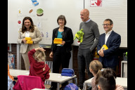 Bild 20 Jahre Bio-Brotbox-Aktion (von links): Cornelia Trinkl, Referentin für Schule und Sport, Britta Walthelm, Referentin für Umwelt und Gesundheit, Horst Leitner, Direktor der AOK Mittelfranken, und Christian Schadinger, Geschäftsführer der Noris Inklusion, übergaben am Mittwoch, 23. Oktober 2024,  in der Grundschule Insel Schütt Bio-Brotboxen an die Schülerinnen und Schüler.