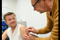 Bild Während der Referentenbesprechung am Dienstag, 24. Oktober 2023, ließ sich Oberbürgermeister Marcus König mit einem Vierfach-Impfstoff gegen Grippe impfen.