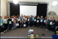 Bild Keep Energy in Mind (KEiM): Das Energiesparprogramm für Nürnberger Schulen. Auszeichnung herausragender Energiesparschulen am Dienstag, 24. Oktober 2023.
Vertretungen der Preisträgerschulen sowie das KEiM-Team mit Schulreferentin Cornelia Trinkl (14. von rechts) und Baureferent Daniel F. Ulrich (10. von rechts).