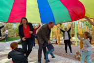 Bild Neuer Spielplatz in der Lotharstraße: Ein beliebtes Einweihungsritual - wer auf den neuen Spielplatz möchte, muss unter dem Schwungtuch durchlaufen. Das gilt auch für Nürnbergs Sozialreferentin Elisabeth Ries (Mitte links) und Bürgermeister Christian Vogel (Mitte rechts). Das Ritual ist nicht so formell wie das Durchschneiden eines roten Bands, macht allen Beteiligten aber sichtlich mehr Spaß.
