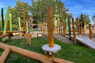 Bild Neuer Spielplatz Lotharstraße: Eine vielfältige und bunte Kletterlandschaft verspricht viel Abwechslung.