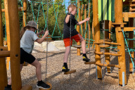 Bild Neuer Spielplatz Lotharstraße: Die Kletterlandschaft hält verschiedene Herausforderungen für Kinder zwischen sechs und zwölf Jahren bereit.