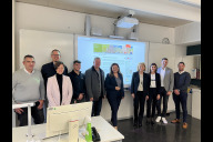 Bild Veraltete Technik wurde modernisiert für eine reibungslose digitale Lernumgebung an der Beruflichen Schule 9 (B9). In den Sommerferien 2023 wurden an der Beruflichen Schule 9 unter Federführung des Teams Digitale Schule 507 Schüler-PCs ausgetauscht. Bei einem gemeinsamen Treffen zahlreicher Beteiligter am Montag, 13. November 2023, bedankte sich Schulleiterin Bettina Reschel-Reithmeier für die Umsetzung (v. l.): Normen Kühl, Hausverwaltende Einheit – Schule und Sport, Objektmanager, Gordon Gott, Prokurist, Firma Degen, Karen Böschen, Amt für berufliche Schulen, Nikita Gert, Firma Degen, Jörg Mrugalla, Team Digitale Schule, Cornelia Trinkl, Referentin für Schule und Sport, Bettina Reschel-Reithmeier, Schulleiterin B9, Daniela Röschlein, Systembetreuerin B9, Christoph Jäksch, Firma Bechtle, und Marvin Ammon, Firma Bechtle.