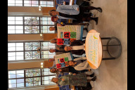 Bild Vorstellung des Fairtrade-Weihnachtsplakats durch den Steuerungskreis Fairtrade und die unterstützenden Stadtratsmitglieder (von links nach rechts):
Kathrin Flach Gomez (Die Linke), Inge Rehm (Fenster zur Welt), Maik Pflaum (Bündnis 90 / Die Grünen), Jürgen Bergmann (Mission EineWelt), Inga Hager (ÖDP), Dr. Otto Heimbucher (CSU), Margit Schoisengeier (LoLa -Lorenzer Laden Nürnberg), Britta Walthelm, Referentin für Umwelt und Gesundheit, Stadt Nürnberg, Maria (Mascha) Bohne (Bluepingu e. V.), sitzend, und Gerhard Groh (SPD), sitzend.