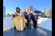 Bild Christkind Teresa Windschall in Amerika: Am Samstag, 25. November 2023, eröffnete das Nürnberger Christkind der Vorjahre, Teresa Windschall, das "Christmas Village" in Baltimore. Das Christkind erreichte den Markt dabei auf dem Wasserweg. Auf dem Schiff wurde sie von der "Raven's Tent Band" begleitet, die beim Anlegen am Pier unter den Augen unzähliger Schaulustiger "Stille Nacht, Heilige Nacht" spielte.