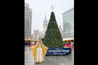 Bild Christkind in Amerika: Am Sonntag, 26. November 2023, eröffnete das Nürnberger Christkind der Vorjahre, Teresa Windschall, das "Christmas Village" in Philadelphia. 