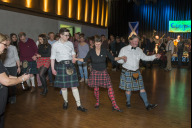 Bild Ceilidh 2019: Von links nach rechts: Vortänzer Marco Drey, Susanna Curtis und Neil Greig zeigen die einfachen Schritte der Tänze.