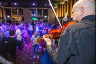 Bild Ceilidh 2019: Die original "Caulbums Ceilidh Band" aus Glasgow spielt schottische Tanzmusik mit Geige, Akkordeon, Gitarre, Piano, Dudelsack und Gesang.