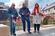 Bild Am Mittwoch, 29. November 2023, haben (von links nach rechts) Sör-Projektleiter Gerwin Gruber, Bürgermeister Christian Vogel und Elisabeth Most, Vorsitzende des Bürgervereins Altstadt, den fertiggestellten zweiten Bauabschnitt des umgestalteten Nägeleinsplatzes zwischen Weinstadel und Karlstraße der Öffentlichkeit übergeben.