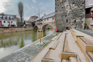 Bild Am Mittwoch, 29. November 2023, wurde der fertiggestellte zweite Bauabschnitt des neugestalteten Nägleinsplatzes zwischen Weinstadel und Karlstraße der Öffentlichkeit übergeben. Etwas abseits der touristischen Ströme und doch mitten im Zentrum gelegen, sind die Sitzstufen an der Pegnitz das zentrale Element der neuen Uferpromenade.