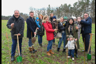Bild Pflanzaktion "Pro Baby ein Baum": Im Waldgebiet Klingenfeld im Nürnberger Süden pflanzten Bürgermeister Christian Vogel (links) und Oberbürgermeister Marcus König (rechts) am Dienstag, 12. Dezember 2023, im Beisein von Familien die letzten sechs Bäume von 5031 Bäumen des Jahrgangs 2022 - für jedes Neugeborene einen.
