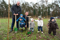 Bild Pflanzaktion "Pro Baby ein Baum": Im Waldgebiet Klingenfeld im Nürnberger Süden pflanzten Bürgermeister Christian Vogel (links) und Oberbürgermeister Marcus König (rechts) am Dienstag, 12. Dezember 2023, im Beisein von Kindern die letzten sechs Bäume von 5031 Bäumen des Jahrgangs 2022 - für jedes Neugeborene einen.