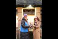 Bild Wunschbrunnen im Handwerkerhof Nürnberg: Spendenübergabe an Sternstunden e. V. am Montag, 16. Dezember 2024, mit Beate Merz, Sternstunden e. V. (links), sowie Wirtschafts- und Wissenschaftsreferentin Dr. Andrea Heilmaier.