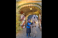 Bild Wunschbrunnen im Handwerkerhof Nürnberg: Spendenübergabe an Sternstunden e. V. am Montag, 16. Dezember 2024, mit Beate Merz, Sternstunden e. V. (links), sowie Wirtschafts- und Wissenschaftsreferentin Dr. Andrea Heilmaier.