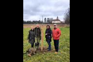 Bild In der Obstbaumallee in Großgründlach am Montag, 16. Dezember 2024, (von links nach rechts): Susanne Werner, Flächeneigentümerin, Petr Mlnarik, Geschäftsstelle Landschaftspflegeverband Nürnberg e. V., Britta Walthelm, Referentin für Umwelt und Gesundheit, und Werner Popp, Flächeneigentümer.