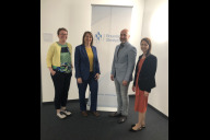 Bild Nach der Wahl der Vorsitzenden (v. li.): Jennifer Kassner (Bayerischer Städtetag), Elisabeth Ries (Referentin für Jugend, Familie und Soziales der Stadt Nürnberg), Martin Schenkelberg (Sozialreferent der Stadt Augsburg) und Dr. Inka Papperger (Bayerischer Städtetag).