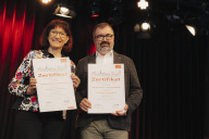 Bild Jugendamtsleiterin Dr. Kerstin Schröder und Harald Lamprecht, Leiter der Allgemeinbildenden Schulen, überreichten 16 Zertifikate an engagierte Schüler-Gruppen – als Anerkennung für ihren besonderen Einsatz. 