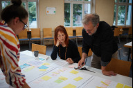 Bild Carmen Beyer, Keramikkursleiterin, und Marcus Bahr, sozialpädagogischer Mitarbeiter im Nachbarschaftshaus Gostenhof, während eines Partizipations-Workshops zur Neukonzipierung des Hauses. 