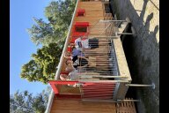 Bild Vor einem der neuen Bauwagen des Waldkindergartens am Schmausenbuck (v. li.): Gerd Schlieper, Leiter der Tierversorgung und Forstwirtschaft im Tiergarten Nürnberg, Kerstin Popp-Hufnagl, Jugendamt, fachliche pädagogische Planung, Tracy Zipperer, Leiterin des Waldkindergartens, Jörg Beckmann, stellvertretender Tiergartenleiter, und Maximilian Sterner, Jugendamt, Team Bau.
