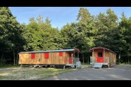 Bild Zwei moderne Bauwagen wurden auf dem Gelände am Schmausenbuck aufgestellt – als Ausgangspunkt für ein neues naturnahes Bildungsangebot.