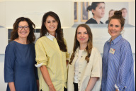 Bild Annekatrin Fries, Leiterin des Amts für Kultur und Freizeit, Nadine Heinecke, Personalleiterin Moritz Fürst GmbH, Lea Kresin, Referentin Unternehmenskommunikation Schmitt + Sohn GmbH,  und Alena Neumüller, kommissarische Leiterin der Abteilung kulturelle und politische Bildung des Amts für Kultur und Freizeit, (v. li.) bei der Pressekonferenz zum Science Camp 2025.