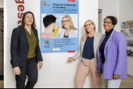 Bild Das Bündnis für Familie und der Pflegestützpunkt bewerben den mehrsprachigen Beratungsfilm für pflegende Angehörige mit einer Plakataktion. V. l. n. r: Sozialreferentin Elisabeth Ries, Christel Krumwiede, Leiterin des Pflegestützpunkts, und Nicole Hummel vom Bündnis für Familie.
