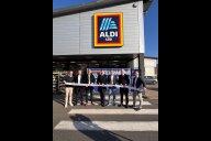 Bild Mike Brüning (Aldi Süd), André Perzl (PRM Parkraummanagement), Fabien Busch (Aldi Süd), Oberbürgermeister Marcus König, Bau- und Planungsreferent Daniel F. Ulrich, Stadtrat Andreas Krieglstein und Christian Meißner (Aldi Süd) geben den Startschuss für das Anwohnerparken auf dem Discounter-Parkplatz in der Grolandstraße.