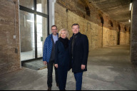 Bild Planungs- und Baureferent Daniel F. Ulrich, Bürgermeisterin Prof. Dr. Julia Lehner und Oberbürgermeister Marcus König stehen im Rundbau der Kongresshalle. Sie haben dort am Donnerstag, 29. Januar 2026, über die weiteren Planungen zum Ausbau des Bestands des Kongresshallen-Rundbaus für kulturelle Nutzungen informiert.