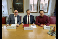 Bild Oberbürgermeister Marcus König (Mitte), Bürgermeister und Erster Sör-Werkleiter Christian Vogel (links) und Sasan Amini, Co-Founder des Softwareherstellers Transcility (rechts) haben am Donnerstag, 26. Februar 2026, den Vertrag zum Pilotprojekt unterzeichnet.