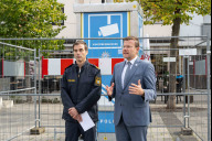 Bild Nürnbergs Oberbürgermeister Marcus König (re.) und Gernot Rochholz, Präsident des Polizeipräsidiums Mittelfranken, haben am Freitag 9. Oktober 2026 über die derzeitige Sicherheitslage rund um den Nelson-Mandela Platz und Aufseßplatz (im Bild) informiert.