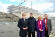 Bild Am Mittwoch, 15. Oktober 2025, informierte die Stadt Nürnberg im Beisein von (v. li.) Oberbürgermeister Marcus König, Ministerpräsident Dr. Markus Söder, Bürgermeisterin Prof. Dr. Julia Lehner und Planungs- und Baureferent Daniel F. Ulrich über den Stand des Gesamtprojekts Lern- und Begegnungsort Zeppelintribüne.